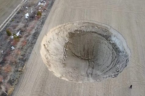 شيء مخيف في تركيا.. حفرة عملاقة ظهرت فجأة في قونية!