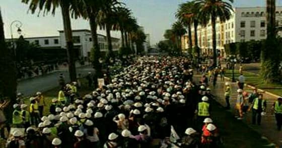 بَعْـد وقفــَة “ثـَوْرة الخُـوذة البيضـــــَاء” طَلبـَة شبكـَة المــــدارِس الوطنيـة للعلـُوم التَّطبيقيـة (ENSA) يُنظِّمـون وقفـَة احتْجاجِية ثانيـة أمام البـرْلمــــــان