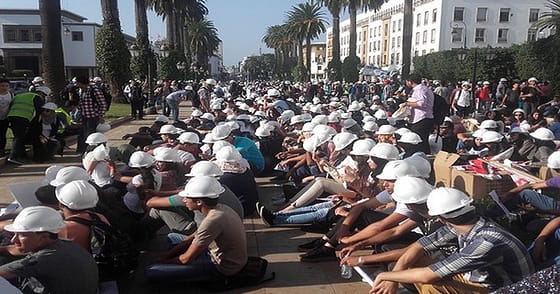 طلبـَـة ENSA يَحتجُّـــون أمَـام البرْلمَـان علـَى قَرار الدَّمـْج ب”البُوليتِيكْنيــــك”