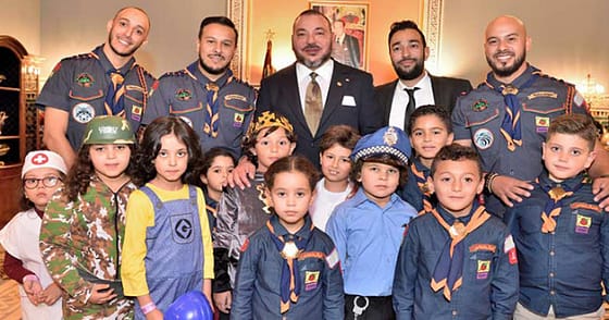 حقيقـة الأطفـال الذيـن غنّـوا مـع الفنايـر أمام الملـك.. يرويهـا أب أحـد المشاركيـــن لجريــدة “نهـى بريـــــــس”