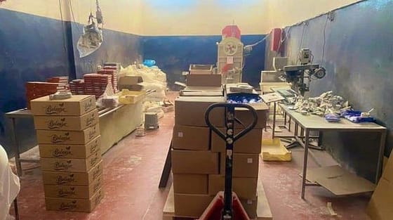 مكناس.. ضبط ثمانية أشخاص تتراوح أعمارهم ما بين 32 و52 سنة للاشتباه في تورطهم في إعداد وترويج مواد غذائية منتهية الصلاحية وتخزين منتوجات استهلاكية في ظروف من شأنها المساس بالصحة العامة